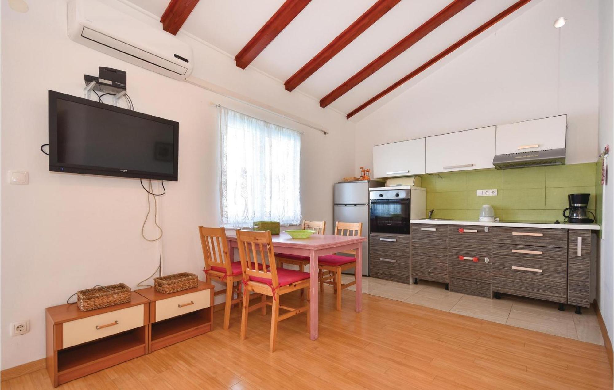 2 Bedroom Gorgeous Apartment In Стоморска Экстерьер фото